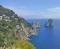 Blaues Meer umspült die Klippen vor Capri